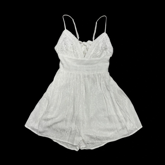 Quiet Storm Textured Print Lace Tie Back Romper White Size M NEW - Picture 3 of 11
